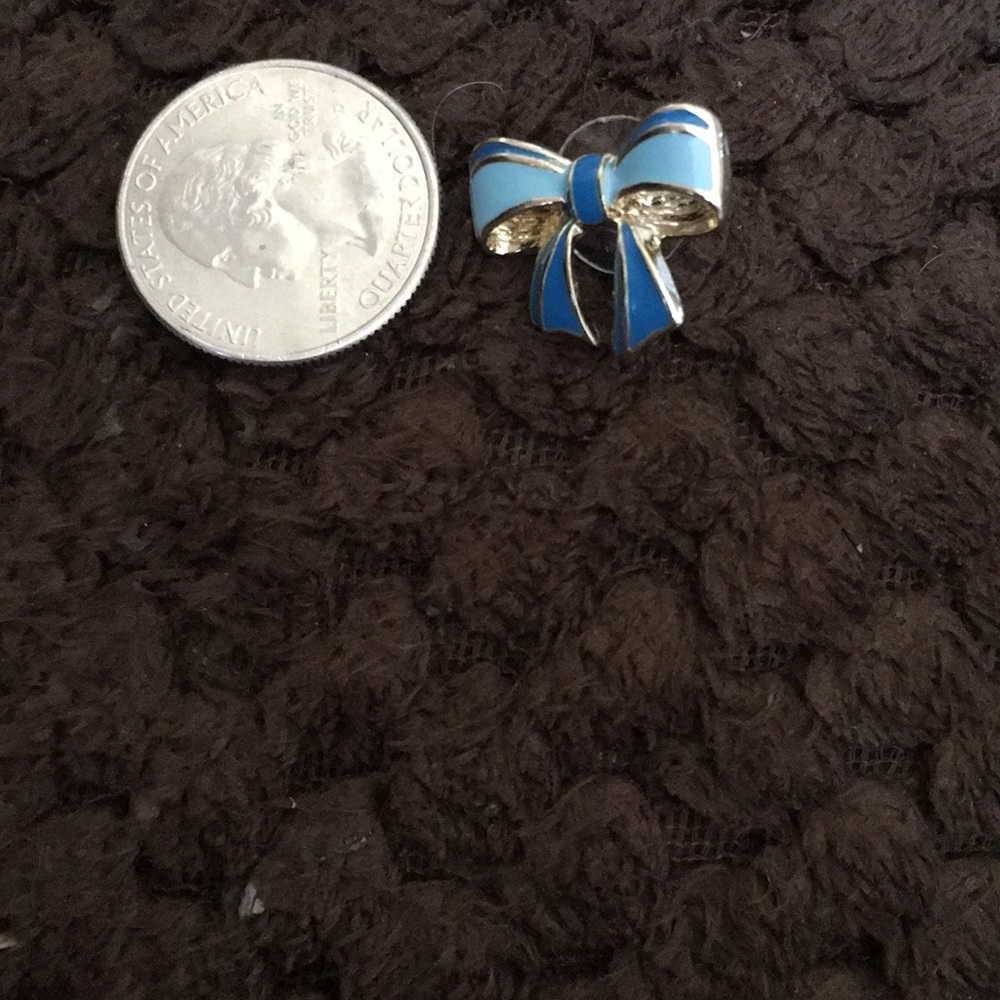 FINAL MARKDOWN Lovely enamel blue bow tac pin